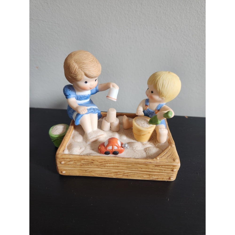 Country Cousins Figurine Polly & Skip‎ Playing in Sandbox Vtg 1985 Enesco 304255